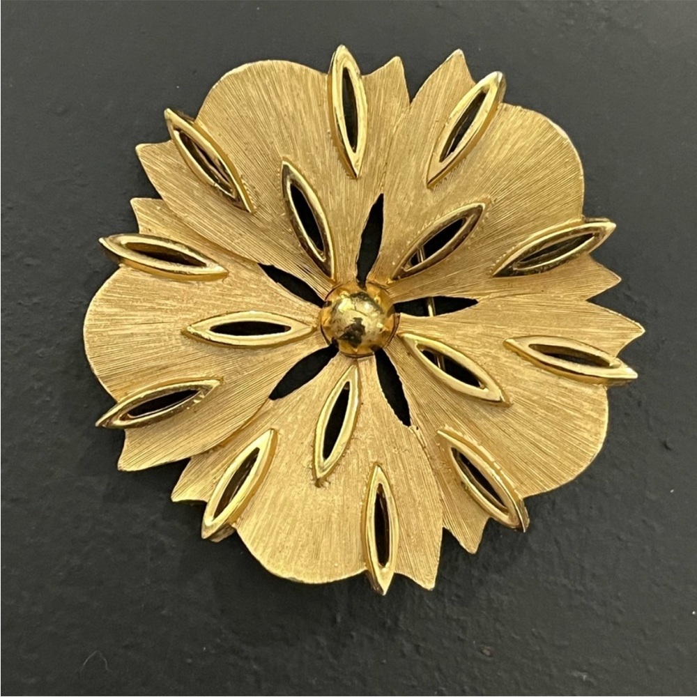 Vintage Trifari brooch Pin 2” Gold Tone Five Petal Flower Brushed Metal